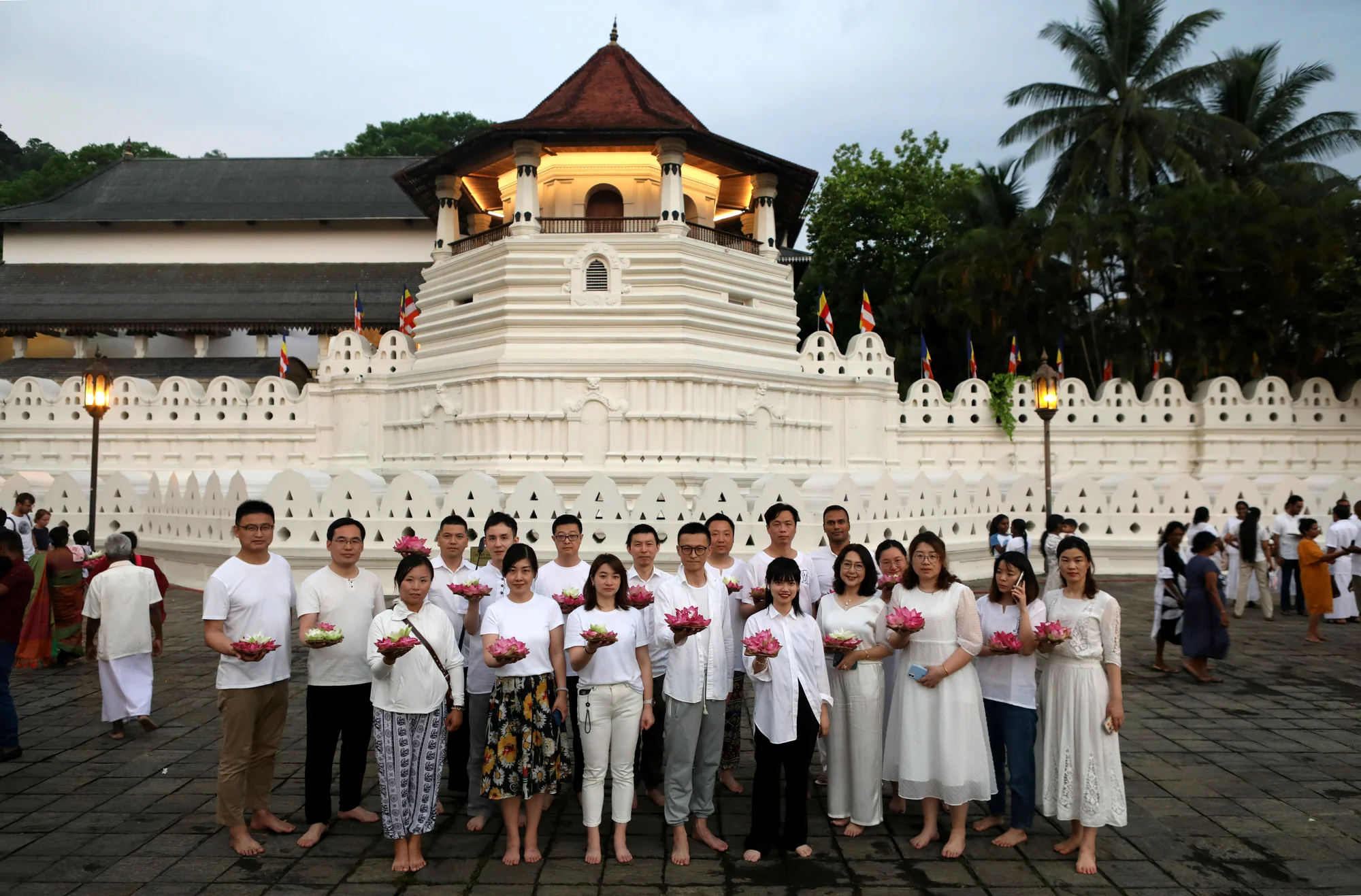 EGH guests taking part in a cultural experience in Sri Lanka